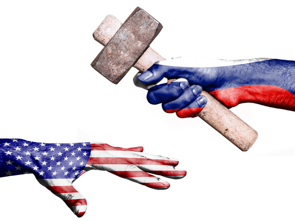 Rússia batendo Estados Unidos com um martelo pesado
 - Foto, Imagem