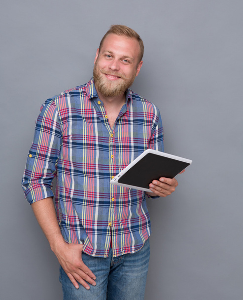 Bearded man with tablet PC - Zdjęcie, obraz