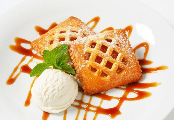Little apricot pies with ice cream - Foto, Imagen