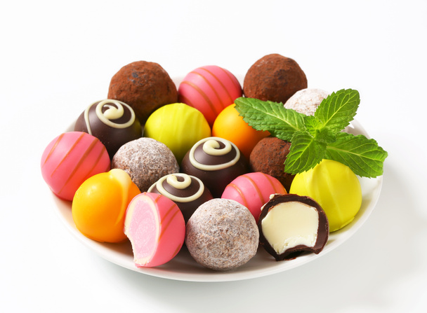 Разнообразные шоколадные трюфели и пралине
 - Фото, изображение