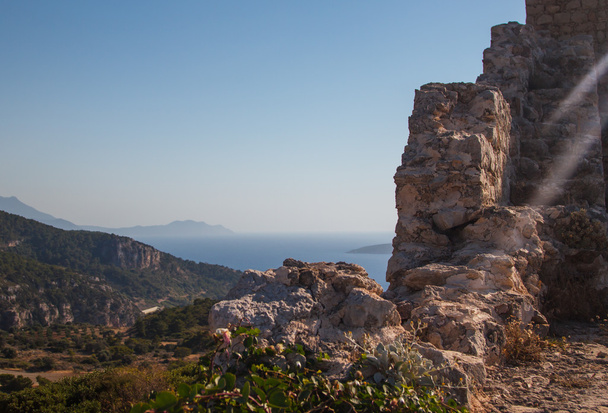 Δες σε βουνά και θάλασσα από τα τείχη του αρχαίου κάστρου  - Φωτογραφία, εικόνα