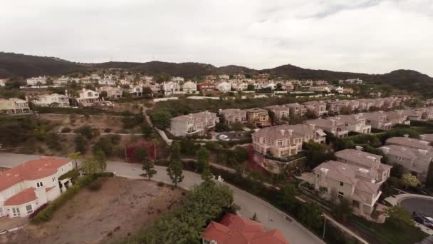 Luchtfoto. Vliegen over de huizen in de bergen Pacific Palisades, California - Video