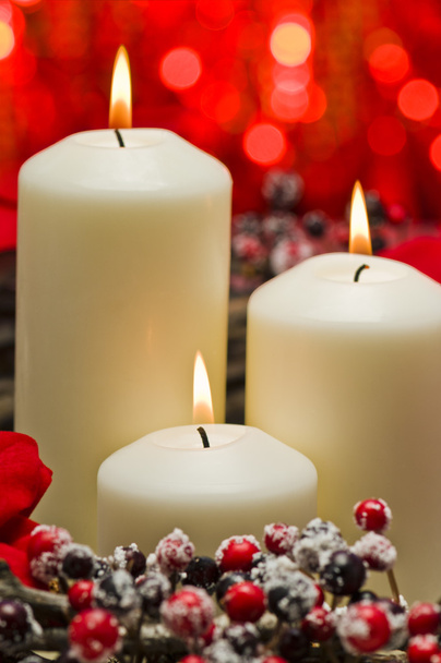 Witte kaarsen in herfst winter decoratie - Foto, afbeelding