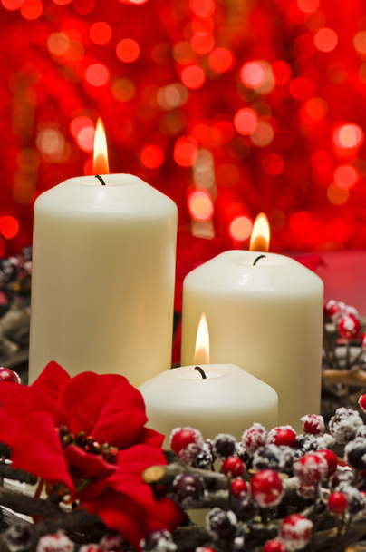 weiße Kerzen in herbstlicher Winterdekoration - Foto, Bild