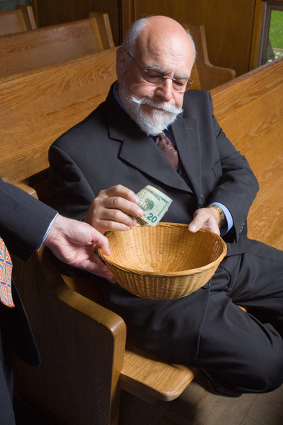 Senior man geld steken in kerk mand - Foto, afbeelding