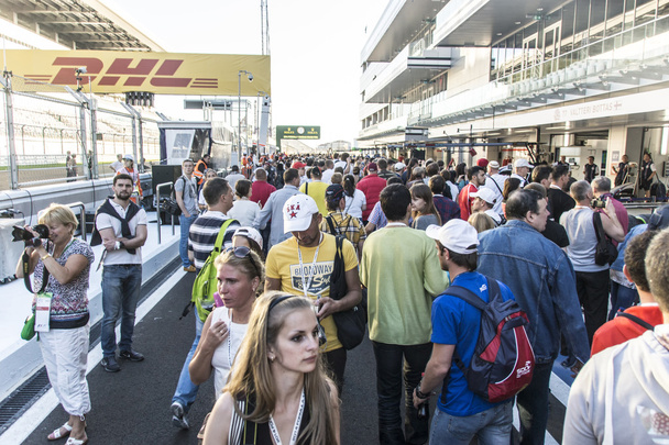  Crowds of fans at the pit lane.	 - Fotografie, Obrázek