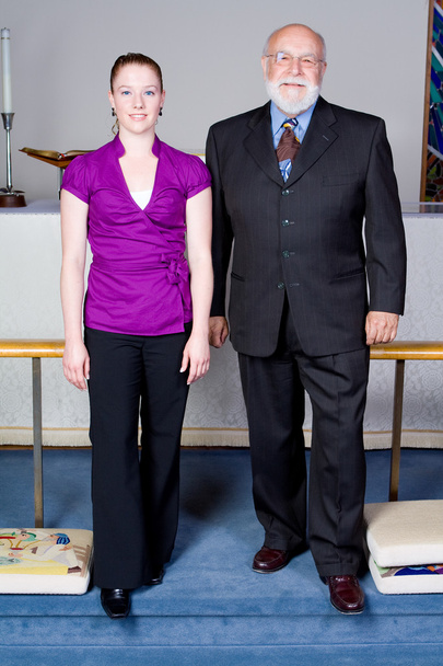 Белый мужчина и молодая женщина идут к алтарю
 - Фото, изображение