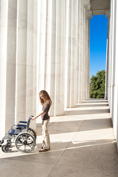 kobieta lincoln memorial kolumny pusty wózek inwalidzki dc - Zdjęcie, obraz