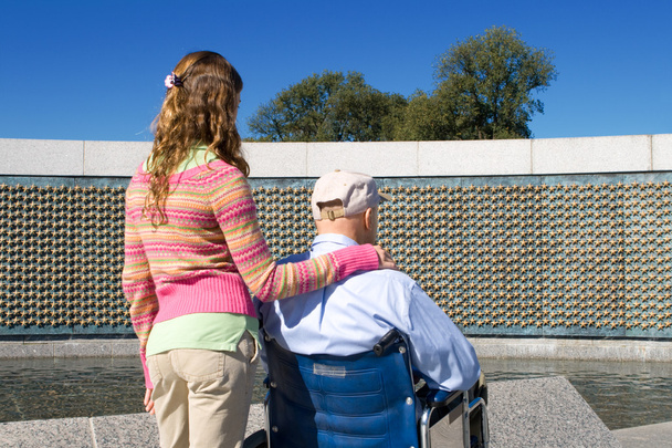 μνημείο β ' Παγκοσμίου Πολέμου αναπηρική καρέκλα εγγονή του παππού - Φωτογραφία, εικόνα