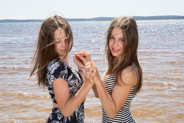 Dvě mladé dívky, sestry - Fotografie, Obrázek