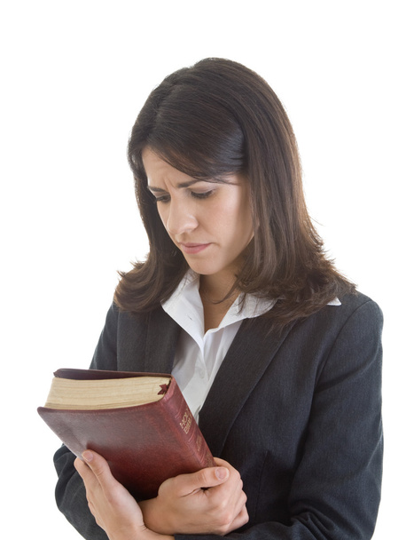 zmartwiony kaukaski kobieta posiadania Biblii patrząc w dół modląc się biały - Zdjęcie, obraz