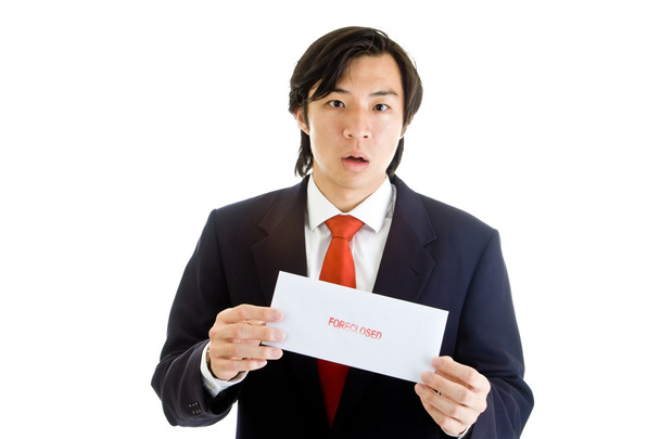 Потрясенный азиатский мужчина в костюме удерживает предупреждение о расторжении брака
 - Фото, изображение