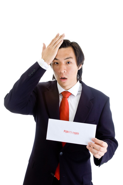 Impresionado hombre asiático mano en cabeza, aviso de ejecución hipotecaria
 - Foto, imagen