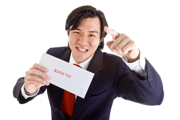 Разъяренный азиатский бизнесмен, показывающий на камеру, винтит тебя
 - Фото, изображение