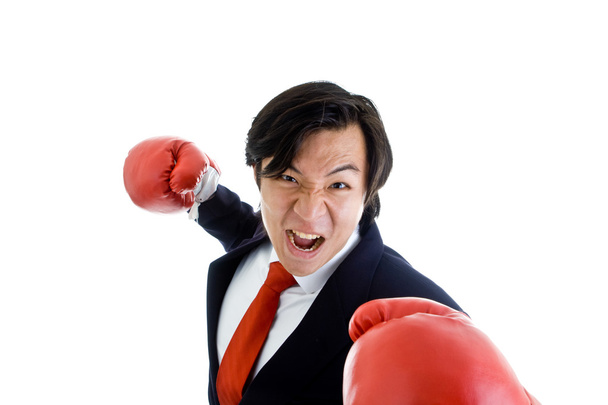 rozzlobený asijské obchodní muž Boxerské rukavice děrování - Fotografie, Obrázek