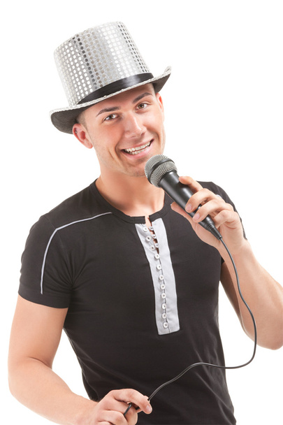 man in de hoed zingt cancelbots in microfoon. - Foto, afbeelding