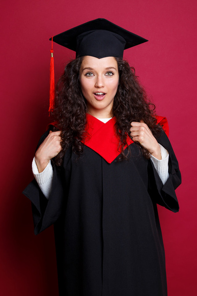 Mujer estudiante en vestido de graduación
 - Foto, Imagen