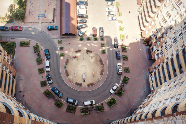 Vista aérea del lote de coches cerca de la construcción
 - Foto, Imagen