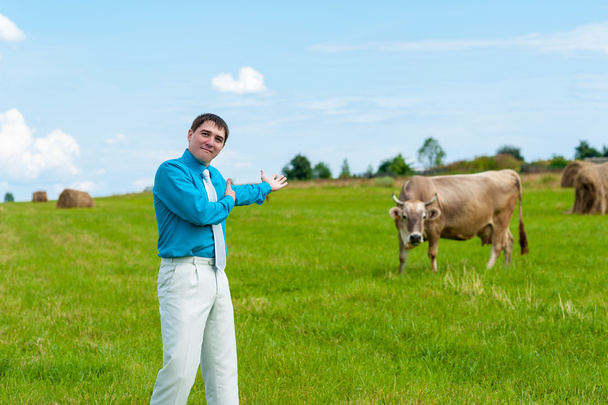 jeune homme d'affaires montre une bonne vache
 - Photo, image