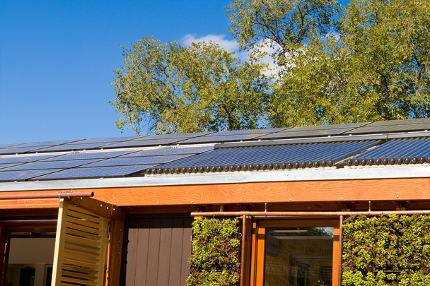 Dach Haus Haus Solarpanel Warmwasser Heizungsrohr - Foto, Bild
