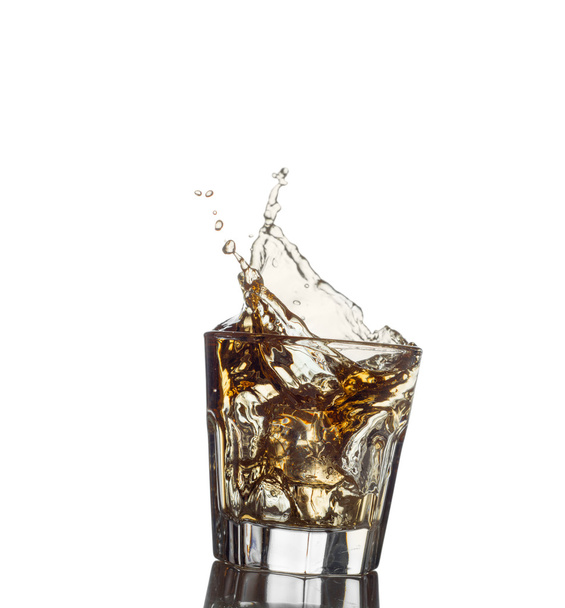 splash of whiskey with ice osolated on white - Foto, afbeelding