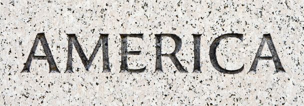 Parola "America" scolpita nella pietra di granito grigio
 - Foto, immagini