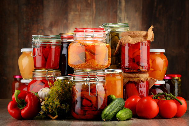 Potten met ingemaakte groenten en fruitige vruchtenmoes - Foto, afbeelding