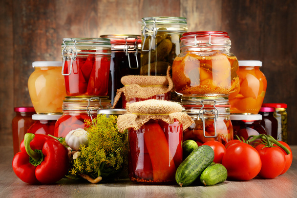 Üvegek, pácolt zöldségek és gyümölcsös kompótok - Fotó, kép