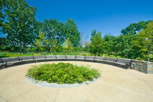 széles látószögű padok park kívül egy sor íves - Fotó, kép