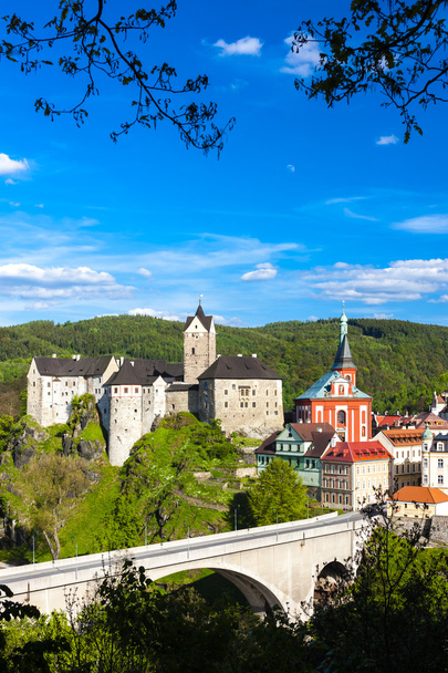 Замок Локет с городом, Чехия
 - Фото, изображение