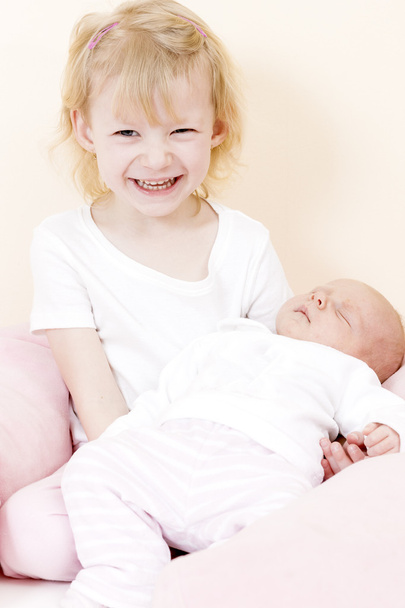 Mała dziewczynka krążyna siostrą jeden miesiąc życia dziecka - Zdjęcie, obraz
