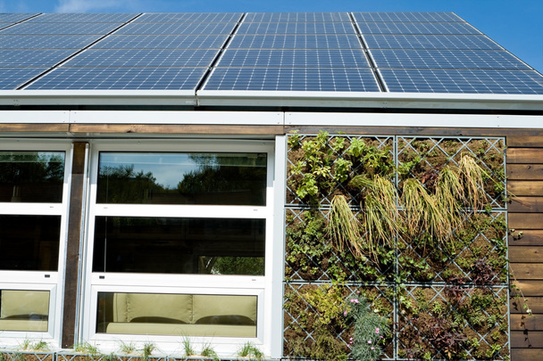 paneli fotowoltaicznych słoneczny dom szary woda odzyskiwania systemu - Zdjęcie, obraz