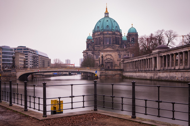 Berliner Dom στον ποταμό Σπρέε, Γερμανία - Φωτογραφία, εικόνα