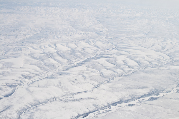 Neve coberto Verkhoyansk Montanhas rio Olenyok
 - Foto, Imagem