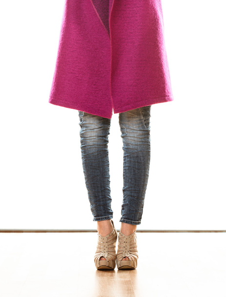 Mujer de abrigo rosa de pie
 - Foto, imagen