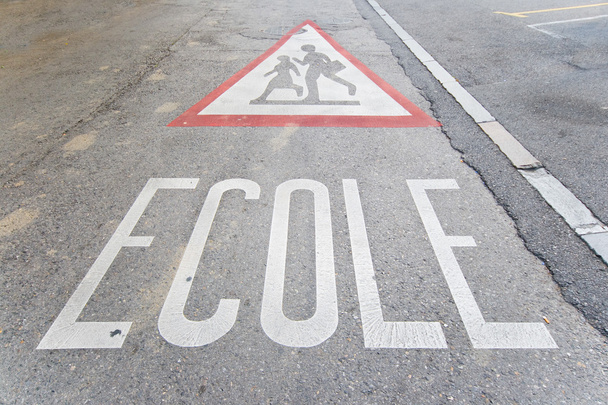 Zona escolar Advertencia en la calle, Ginebra Suiza, Francés, Ecole
 - Foto, imagen