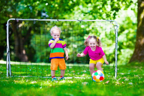 Kinderen voetballen in schoolplein - Foto, afbeelding