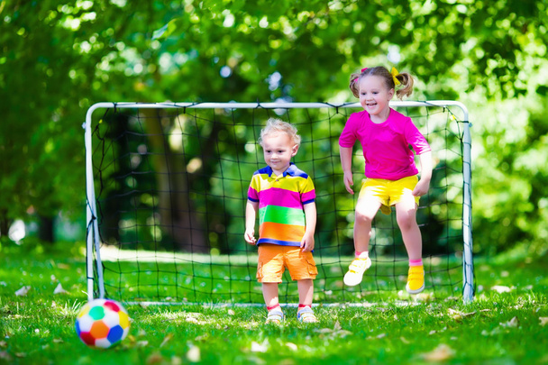 Crianças jogando futebol no quintal da escola
 - Foto, Imagem