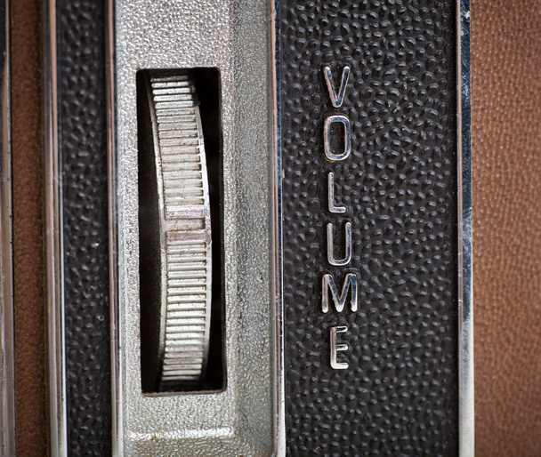 dial όγκο στο παλιό ραδιόφωνο χρώμιο γράμματα - Φωτογραφία, εικόνα