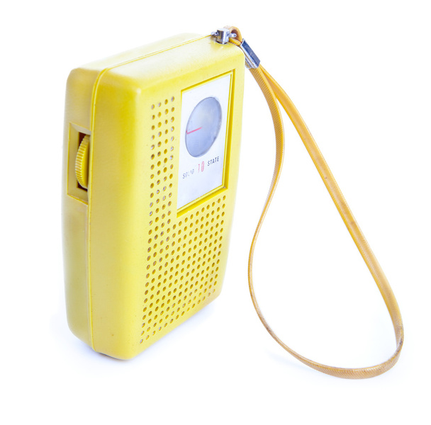 ročník žluté plastové tranzistorové rádio izolované na bílém - Fotografie, Obrázek