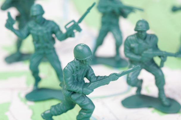 Homens do exército plástico lutando em ataques topográficos mapa esquadrão
 - Foto, Imagem