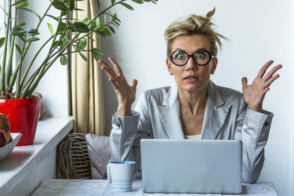 Shocked business woman with laptop - Photo, Image