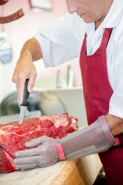 Experienced butcher knows how to prepare beef - Foto, Imagem