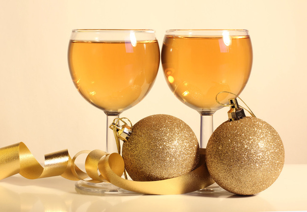 Gold balls and glass - Foto, afbeelding