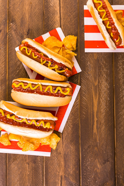 Gegrilde hotdogs - Foto, afbeelding