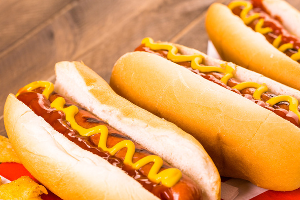 Gegrilde hotdogs - Foto, afbeelding
