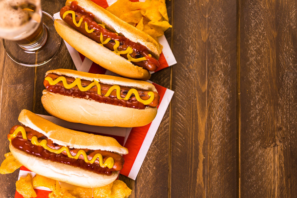 Hot dog alla griglia con senape e ketchup
 - Foto, immagini
