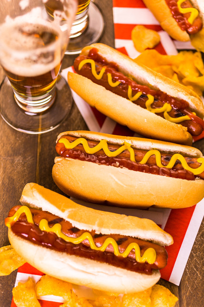 Жареные хот-доги с горчицей и кетчупом
 - Фото, изображение