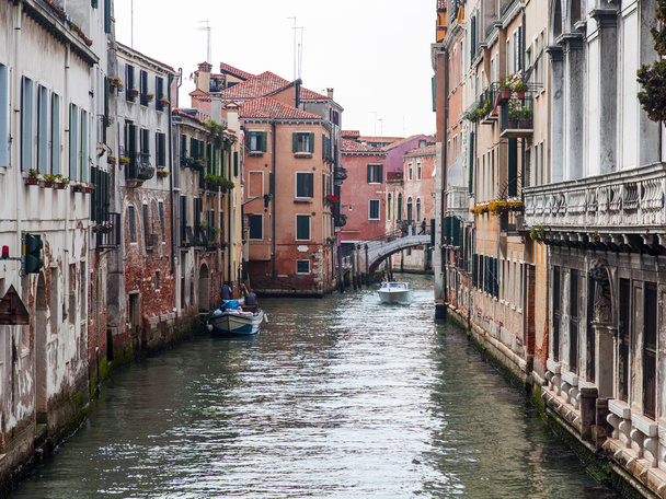 VENICE, ITALY - on MAY 4, 2015. City landscape. Buildings on the embankment reflect in the water of the channel - Fotoğraf, Görsel