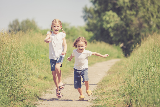 dos niños felices jugando en el camino
 - Foto, imagen
